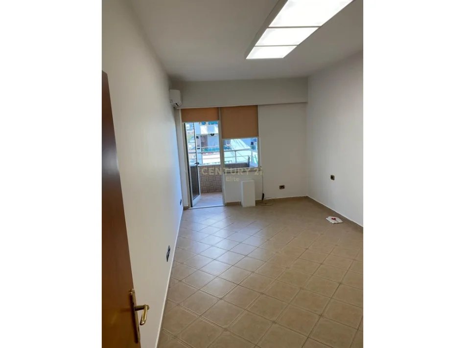 Tirane, jepet me qera zyre Kati 7, 70 m² 600 € (Myslym Shyri)