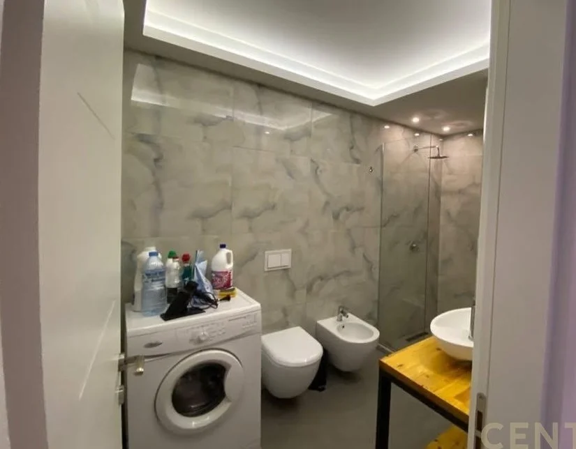 Tirane, jepet me qera apartament 1+1 Kati 1, 85 m² 500 € (Stacioni i Trenit)