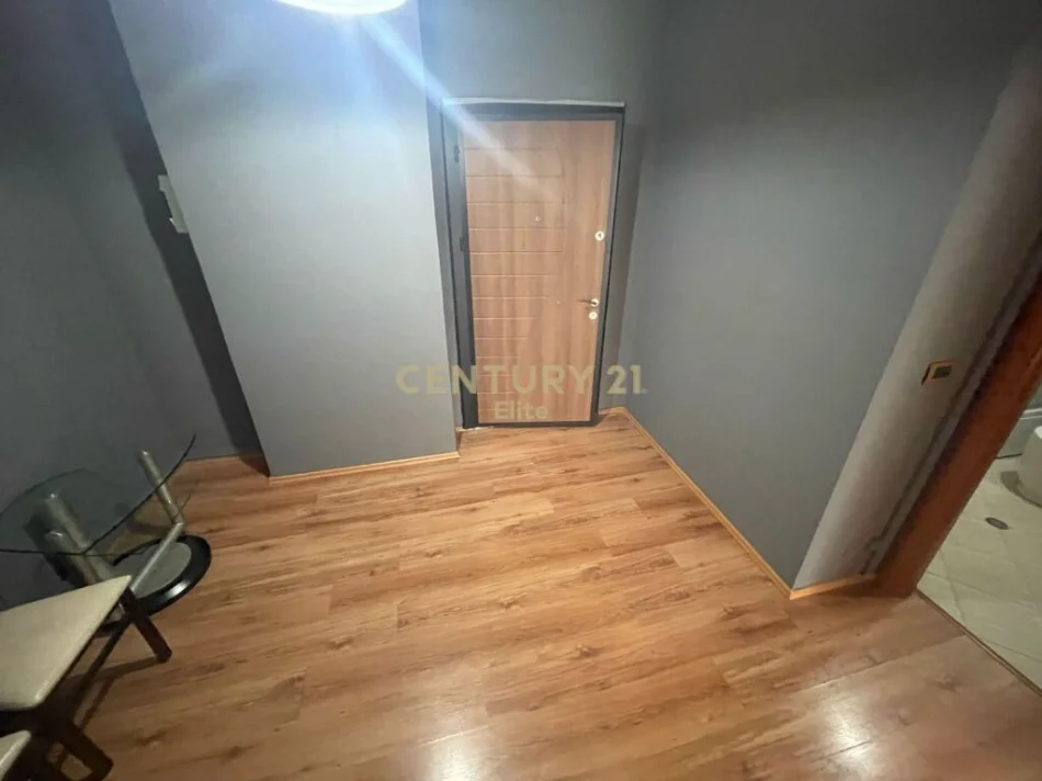 Tirane, jepet me qera zyre Kati 7, 70 m² 600 € (Myslym Shyri)