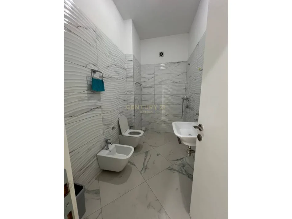Tirane, jepet me qera zyre Kati 6, 76 m² 600 € (21 Dhjetori)
