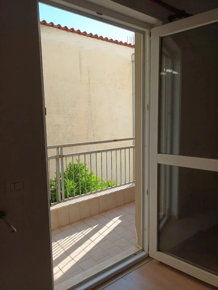 Tirane, shitet apartament 3+1+Ballkon Kati 2, 150 m² 140.000 € (shkoze)