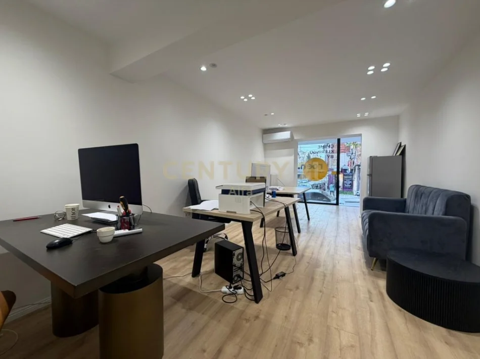 Tirane, jepet me qera zyre Kati 1, 30 m² 700 € (Rruga e Kosovareve)