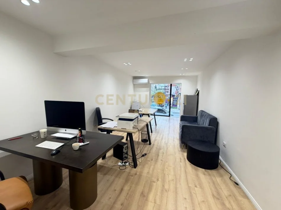 Tirane, jepet me qera zyre Kati 1, 30 m² 700 € (Rruga e Kosovareve)