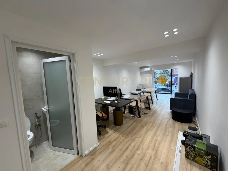 Tirane, jepet me qera zyre Kati 1, 30 m² 700 € (Rruga e Kosovareve)