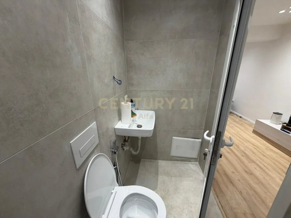 Tirane, jepet me qera zyre Kati 1, 30 m² 700 € (Rruga e Kosovareve)