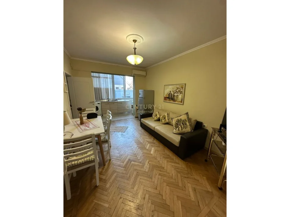 Tirane, jepet me qera apartament 1+1 , 70 m² 600 € (Myslym Shyri tregu cam)