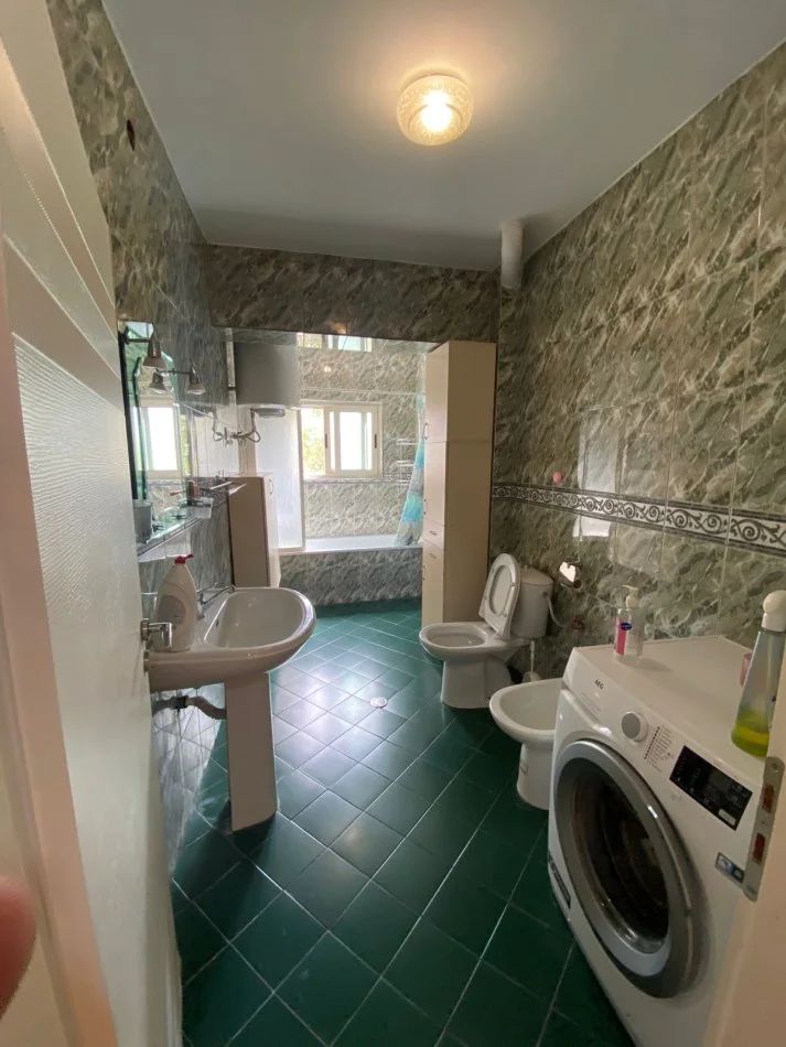 Tirane, jepet me qera apartament 2+1+Ballkon Kati 4, 130 m² 600 € 