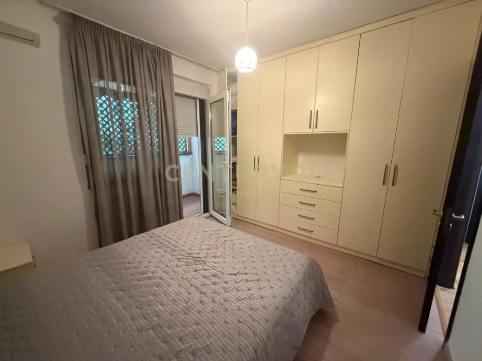 Tirane, jepet me qera apartament 2+1+Ballkon Kati 1, 90 m² 650 € (kodra e diellit)
