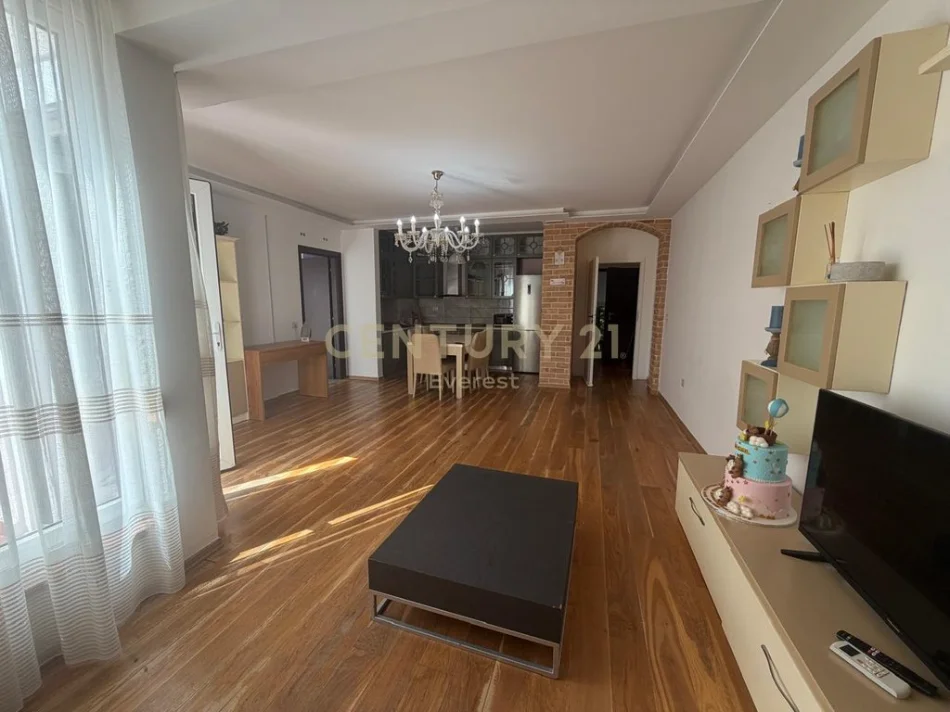 Tirane, jepet me qera apartament 2+1+Ballkon Kati 1, 90 m² 650 € (kodra e diellit)