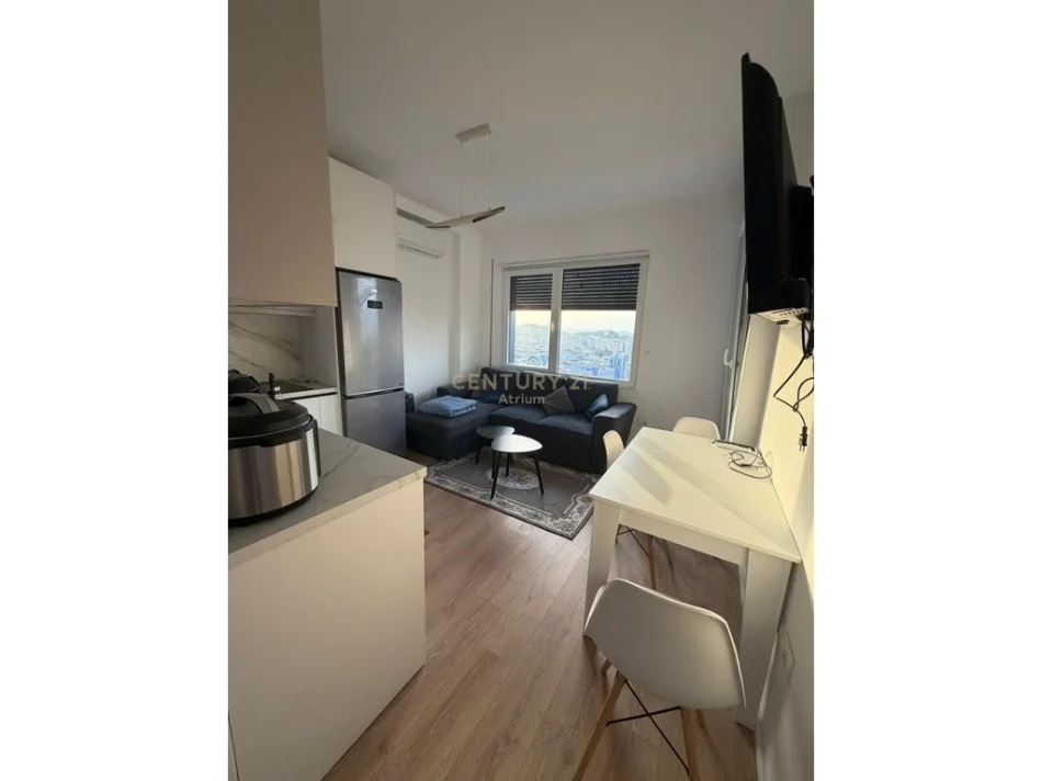 Tirane, jepet me qera apartament 1+1 Kati 10, 50 m² 450 € 