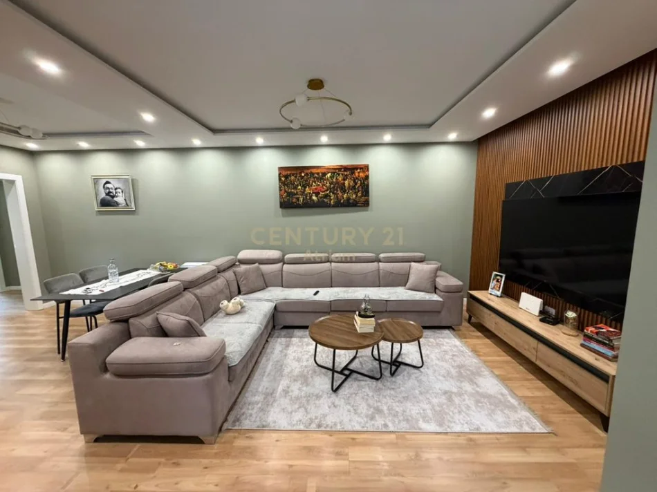 Tirane, jepet me qera apartament 2+1+Ballkon Kati 3, 100 m² 800 € (ISH TREGU ELEKTRIK)