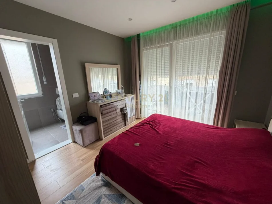 Tirane, jepet me qera apartament 2+1+Ballkon Kati 3, 100 m² 800 € (ISH TREGU ELEKTRIK)