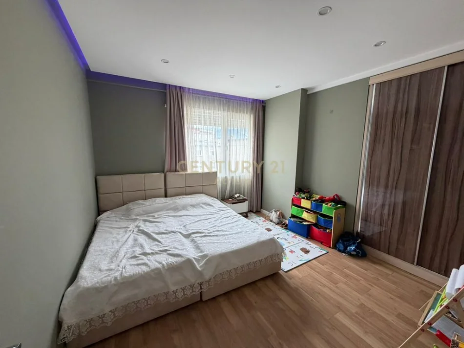 Tirane, jepet me qera apartament 2+1+Ballkon Kati 3, 100 m² 800 € (ISH TREGU ELEKTRIK)