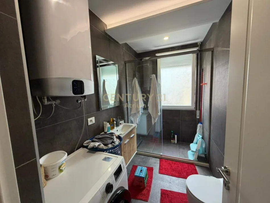 Tirane, jepet me qera apartament 2+1+Ballkon Kati 3, 100 m² 800 € (ISH TREGU ELEKTRIK)