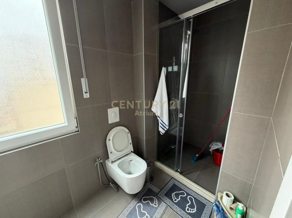 Tirane, jepet me qera apartament 2+1+Ballkon Kati 3, 100 m² 800 € (ISH TREGU ELEKTRIK)