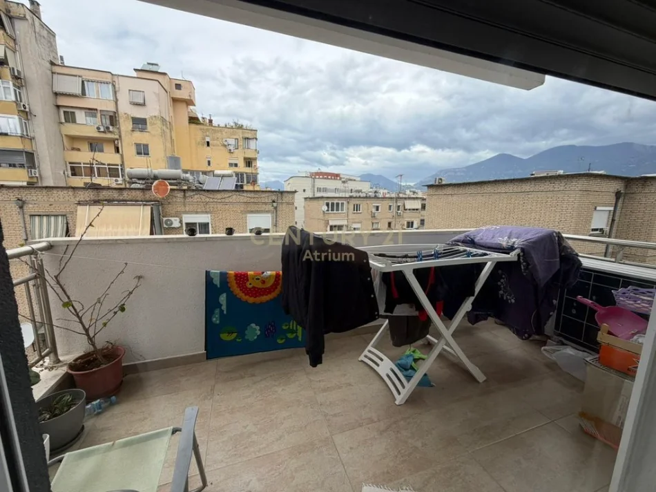 Tirane, jepet me qera apartament 2+1+Ballkon Kati 3, 100 m² 800 € (ISH TREGU ELEKTRIK)