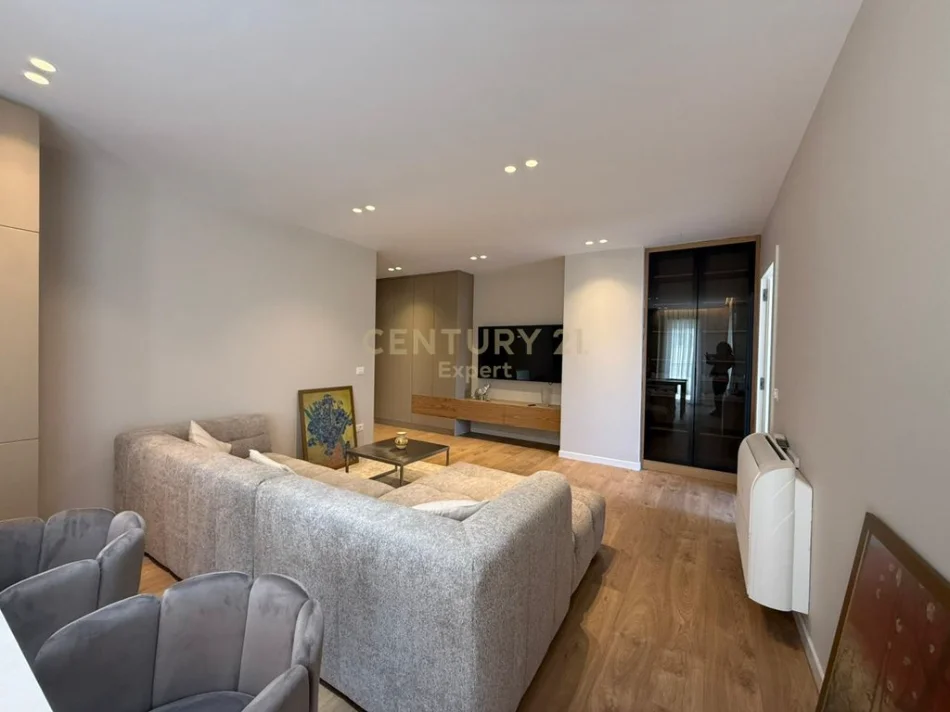 Tirane, jepet me qera apartament 2+1+Ballkon Kati 7, 122 m² 1.600 € (mine peza)