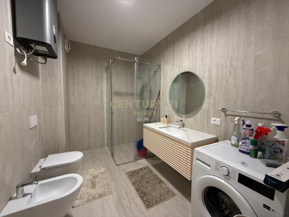 Tirane, jepet me qera apartament 2+1+Ballkon Kati 7, 122 m² 1.600 € (mine peza)