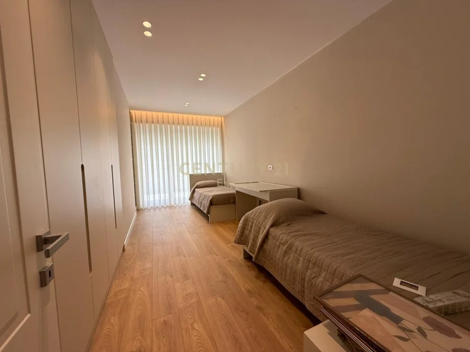 Tirane, jepet me qera apartament 2+1+Ballkon Kati 7, 122 m² 1.600 € (mine peza)