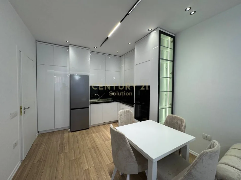 Tirane, jepet me qera apartament 1+1 Kati 5, 64 m² 650 € (astiri)