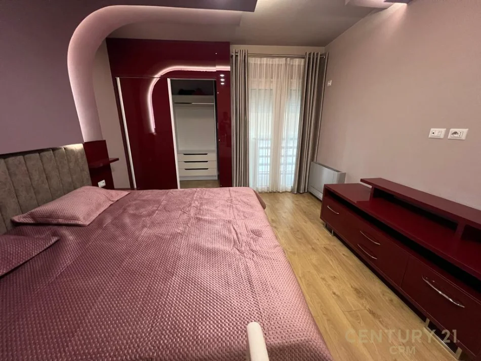 Tirane, jepet me qera apartament 2+1+Ballkon Kati 2, 98 m² 900 € (selvia)