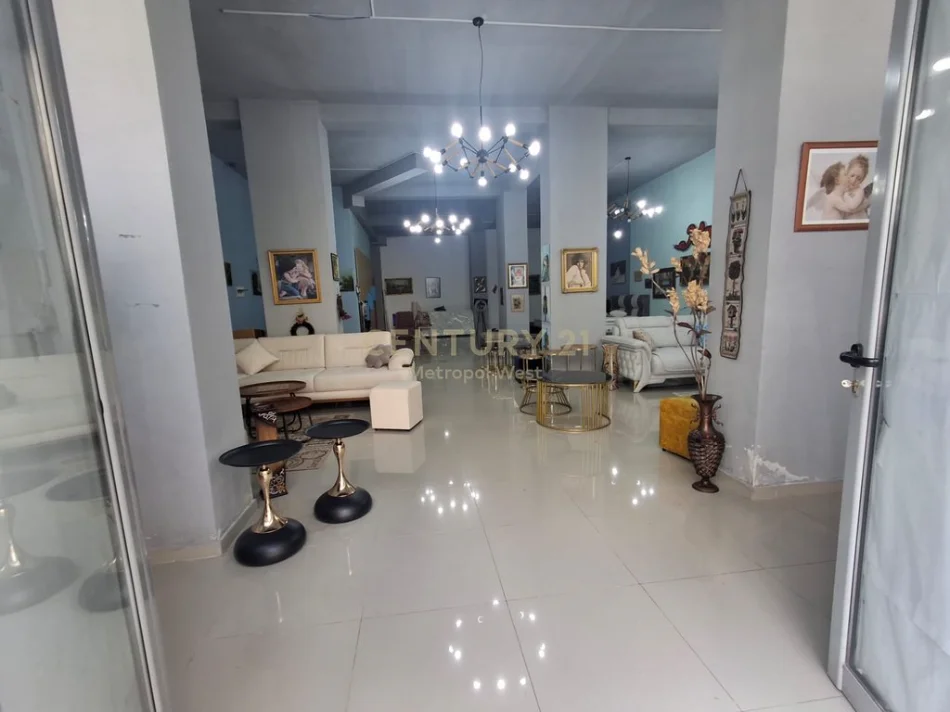 Tirane, jepet me qera ambjent biznesi Kati 0, 170 m² 1.000 € 
