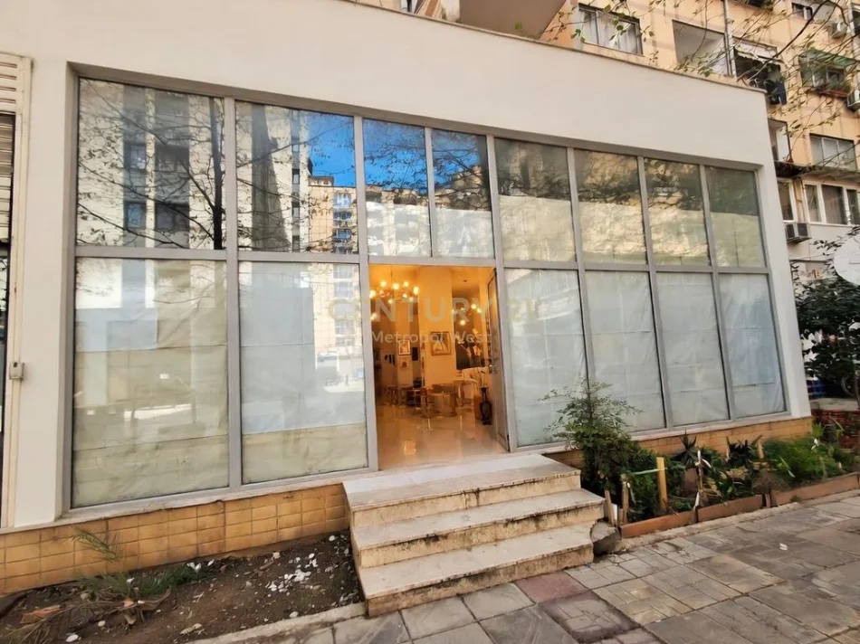 Tirane, jepet me qera ambjent biznesi Kati 0, 170 m² 1.000 € 