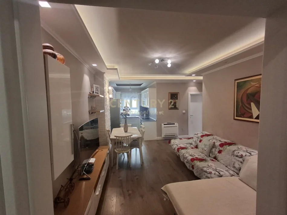 Tirane, jepet me qera apartament 2+1+Ballkon Kati 4, 109 m² 650 € (Petro Nini Luarasi)