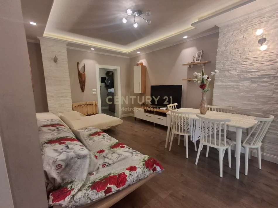 Tirane, jepet me qera apartament 2+1+Ballkon Kati 4, 109 m² 650 € (Petro Nini Luarasi)