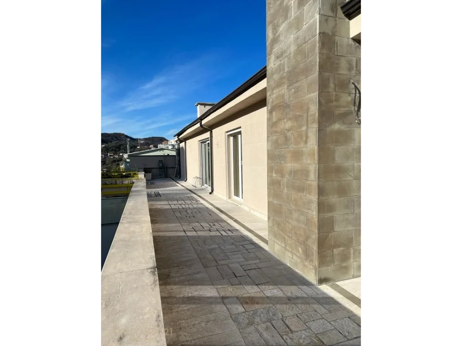 Tirane, shitet apartament 3+1+Ballkon Kati 4, 303 m² 475.000 € (liqeni i thate)