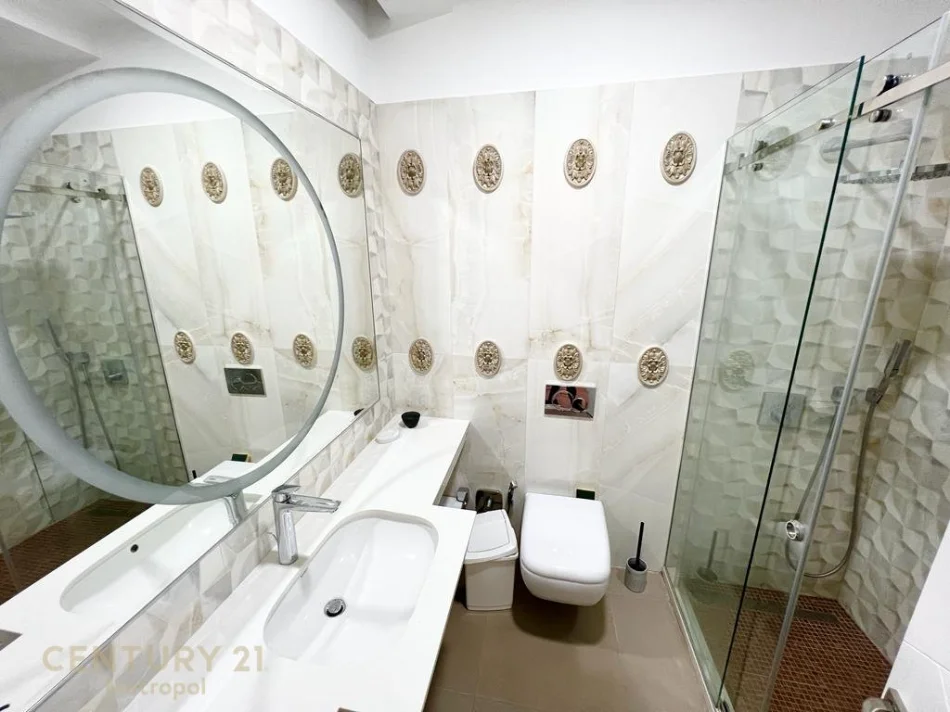 Tirane, shitet apartament 3+1+Ballkon Kati 4, 303 m² 475.000 € (liqeni i thate)