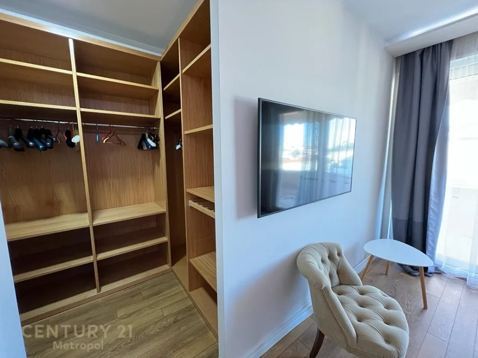 Tirane, shitet apartament 3+1+Ballkon Kati 4, 303 m² 475.000 € (liqeni i thate)