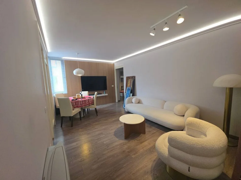 Tirane, jepet me qera apartament 3+1 Kati 2, 101 m² 1.500 € (liqeni)