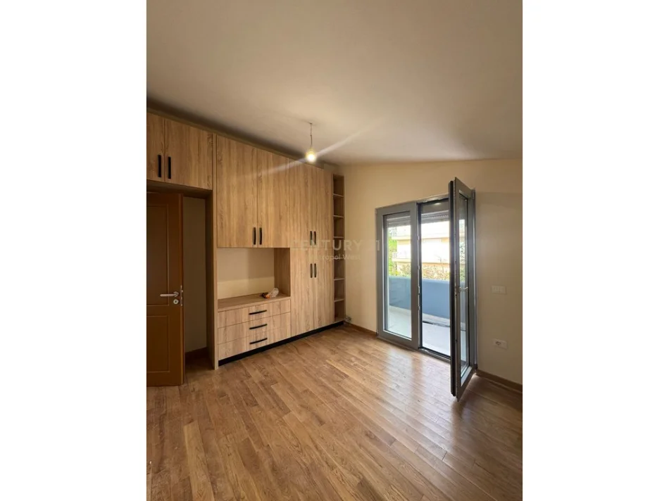 Tirane, jepet me qera apartament 1+1+Ballkon Kati 3, 110 m² 600 € (Liqeni i Farkes)