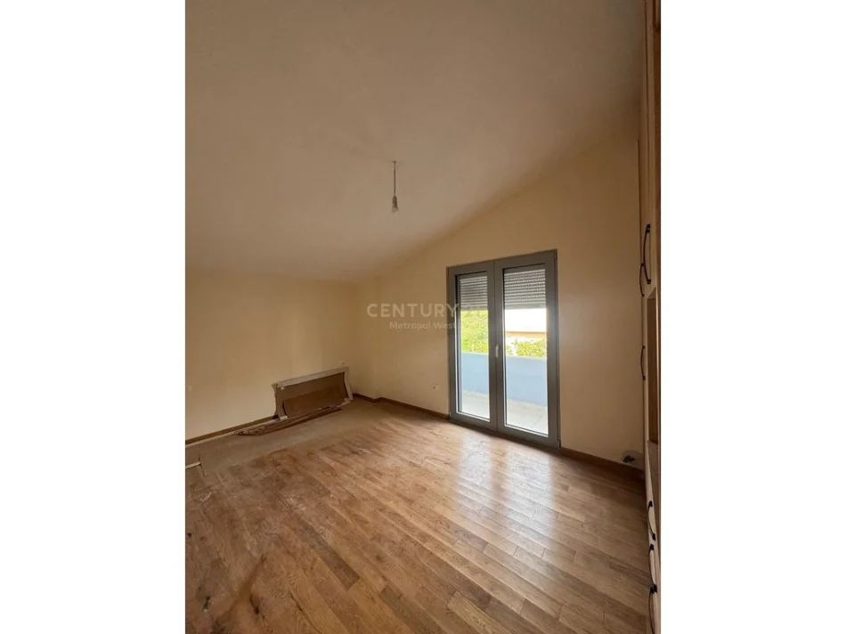 Tirane, jepet me qera apartament 1+1+Ballkon Kati 3, 110 m² 600 € (Liqeni i Farkes)