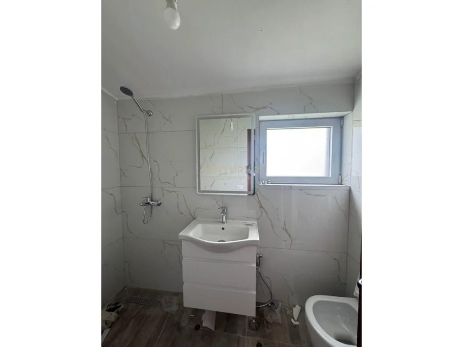 Tirane, jepet me qera apartament 1+1+Ballkon Kati 3, 110 m² 600 € (Liqeni i Farkes)