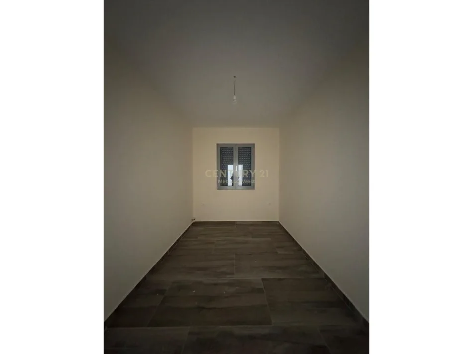 Tirane, jepet me qera apartament 3+1+Ballkon Kati 1, 125 m² 700 € (Liqeni i Farkes)