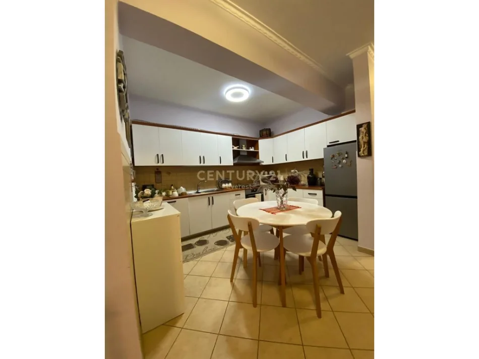 Tirane, jepet me qera apartament 2+1 Kati 4, 106 m² 750 € (Rruga e Kavajes)