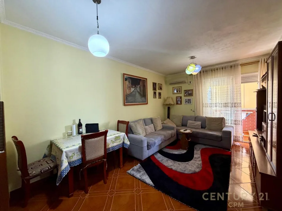 Tirane, shitet apartament 2+1+Ballkon Kati 7, 74 m² 220.000 € (komuna e parisit)