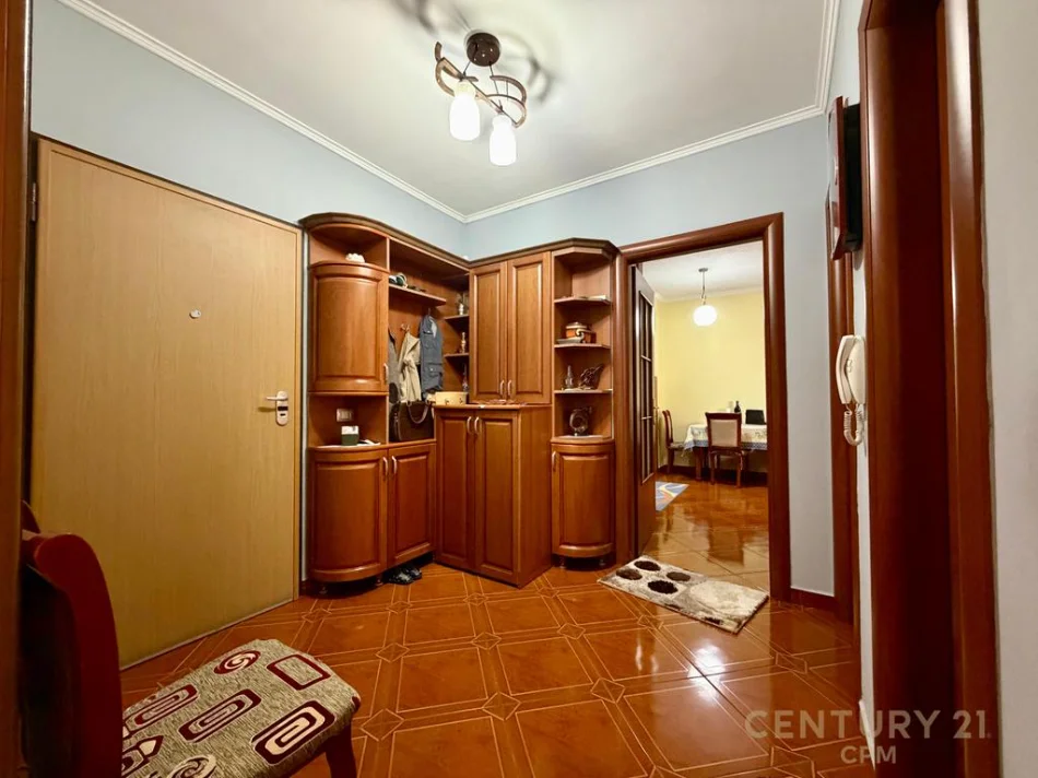 Tirane, shitet apartament 2+1+Ballkon Kati 7, 74 m² 220.000 € (komuna e parisit)