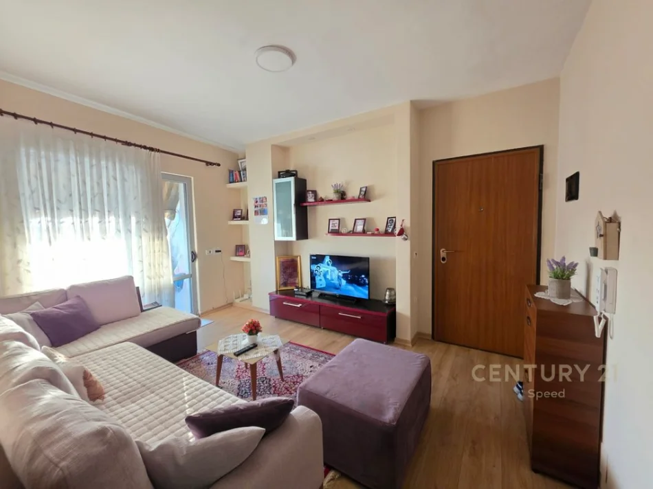 Tirane, jepet me qera apartament 1+1 Kati 5, 51 m² 430 € (shkolla e bashkuar)