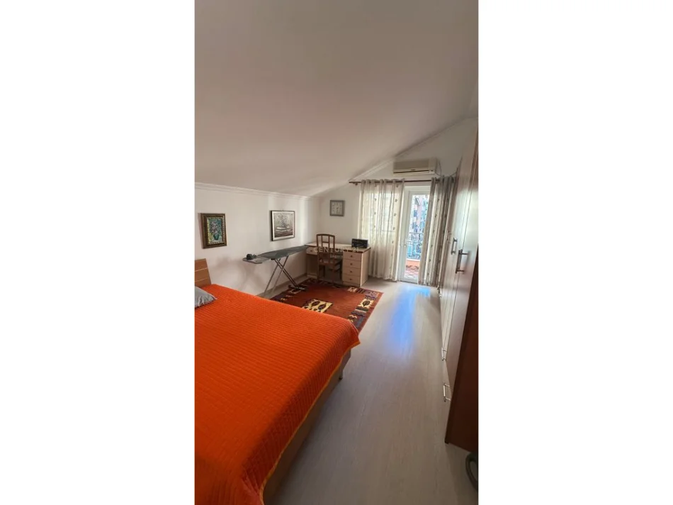 Tirane, jepet me qera apartament 3+1 Kati 3, 144 m² 850 € (kristal center)