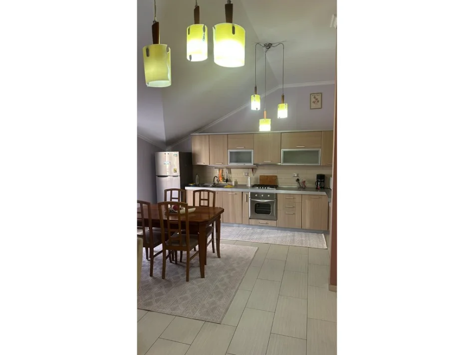 Tirane, jepet me qera apartament 3+1 Kati 3, 144 m² 850 € (kristal center)