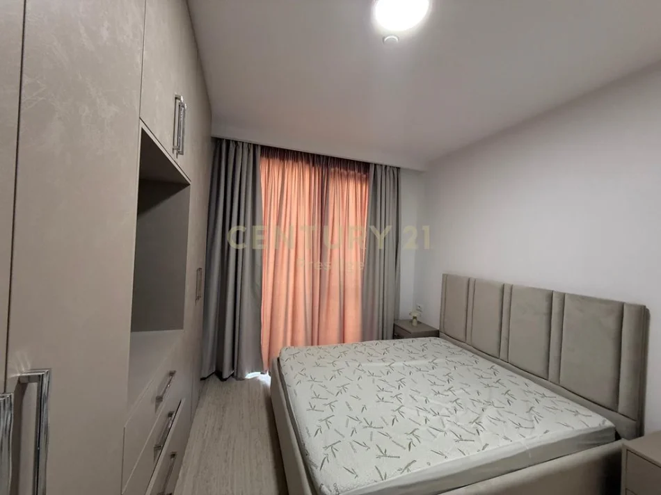 Tirane, jepet me qera apartament 3+1+Aneks+Ballkon Kati 2, 116 m² 1.450 € (Liqeni i Thate)