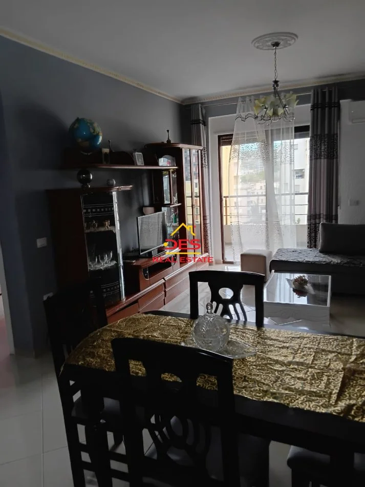 Vlore, jepet me qera apartament 2+1+Ballkon Kati 5, 110 m² 350 € (Rruga Gjergj Kastrioti)