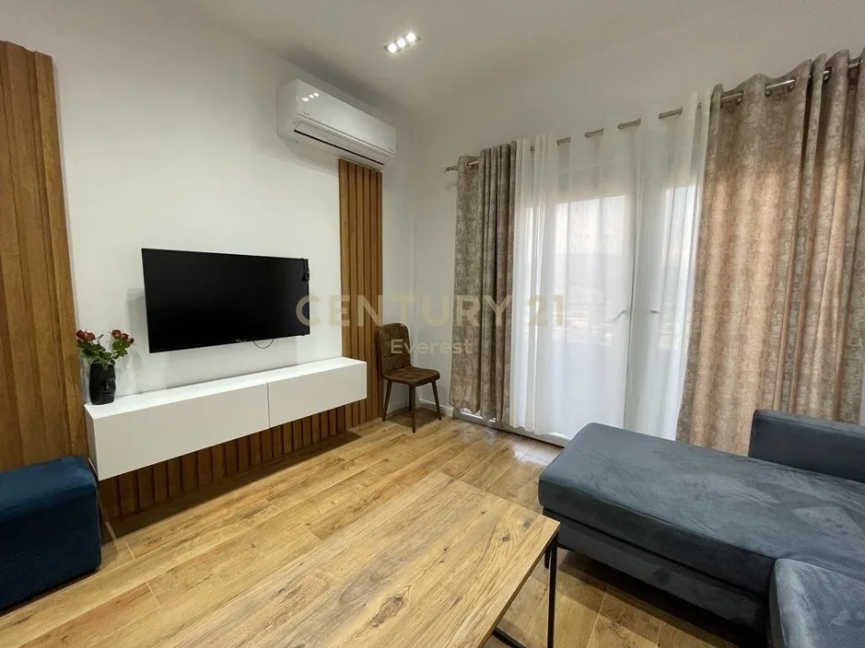 Tirane, jepet me qera apartament 2+1 Kati 12, 90 m² 700 € (Komuna e Parisit)