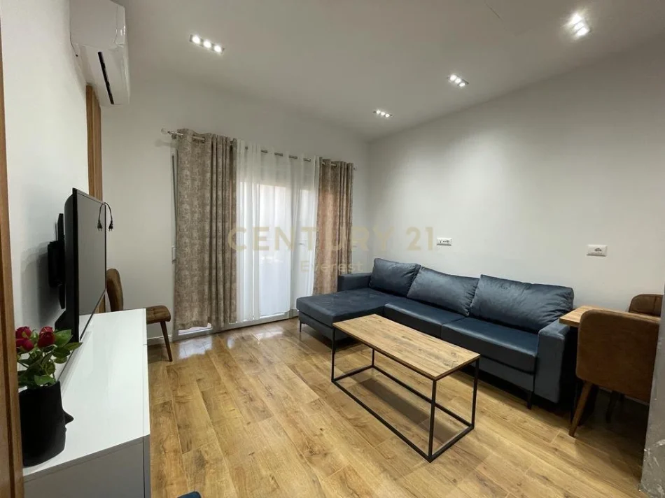 Tirane, jepet me qera apartament 2+1 Kati 12, 90 m² 700 € (Komuna e Parisit)