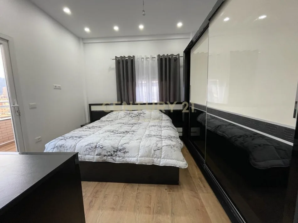 Tirane, jepet me qera apartament 2+1 Kati 12, 90 m² 700 € (Komuna e Parisit)