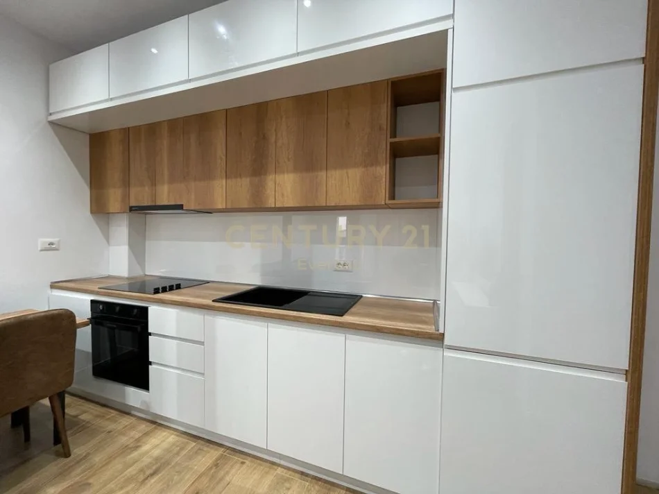 Tirane, jepet me qera apartament 2+1 Kati 12, 90 m² 700 € (Komuna e Parisit)
