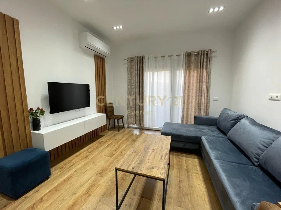 Tirane, jepet me qera apartament 2+1 Kati 12, 90 m² 700 € (Komuna e Parisit)